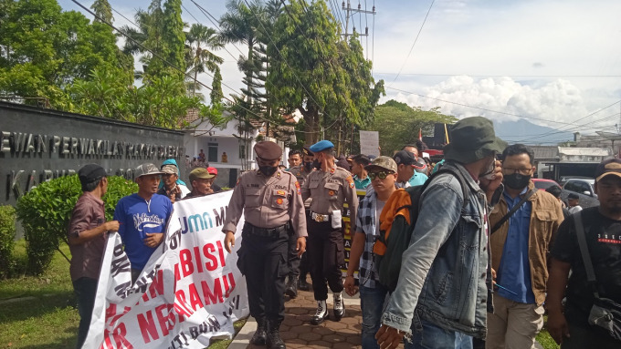 KELURUK: Para karyawan PT Indah Plywood Bondowoso menggelar aksi di tiga titik. Salah satunya adalah di kantor DPRD Bondowoso. Mereka menuangkan keluhan dalam bentuk tulisan pada spanduk yang menjadi media aksi.