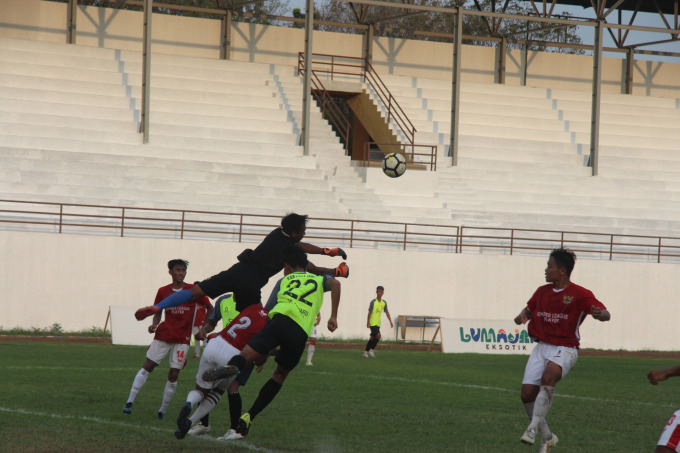 UJI COBA: Skuad cabor sepak bola Lumajang saat melaksanakan pertandingan uji coba melawan skuad cabor sepak bola Jember. Kali ini, Pemkab Lumajang menyediakan reward yang memuaskan untuk atlet berprestasi.