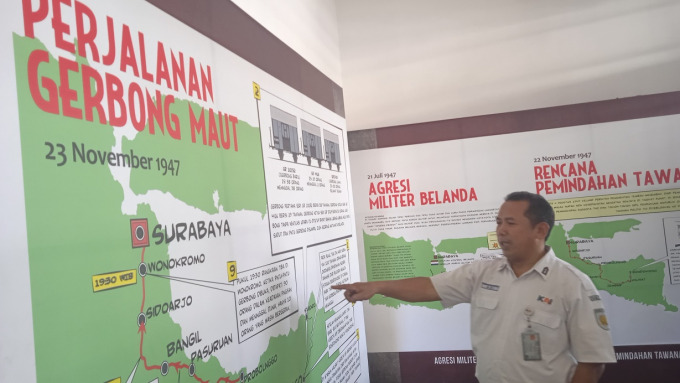DIGAMBARKAN: Kepala Stasiun (KS) Bondowoso sedang menjelaskan beberapa peninggalan di museum kereta api. Menurutnya, satu-satunya solusi untuk stasiun ke depan akan bermuara pada reaktivasi.