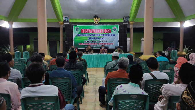 MUSDES: Suasana Musyawarah Desa (Musdes) Sidorejo, Kecamatan Rowokangkung, Minggu malam (19/6). Mereka menyepakati penggunaan dana Covid-19 dialihkan untuk penanganan PMK.