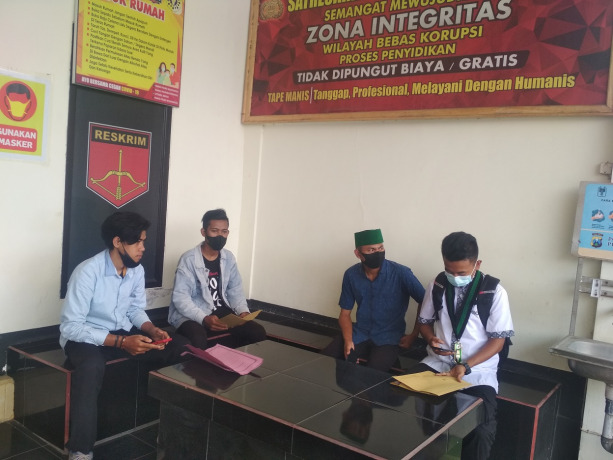 SERAHKAN LAPORAN: Sejumlah mahasiswa saat menyerahkan laporan tentang organisasi yang tidak ditindaklanjuti hingga delapan bulan.