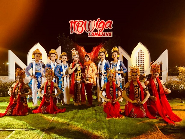 LESTARIKAN BUDAYA: Rektor ITB WiGa Lumajang Dr Ratna Wijayanti Daniar Paramita SE MM menemani sejumlah penari asal Lumajang dan Banyuwangi saat konser musik WiGa Ring Osing, di Pantai Boom Marina, Banyuwangi, akhir pekan kemarin.