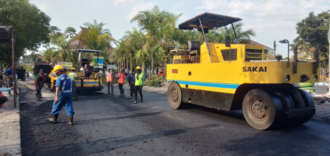 DIPERBAIKI: Proses pekerjaan pengaspalan di jantung kota pada September tahun lalu.