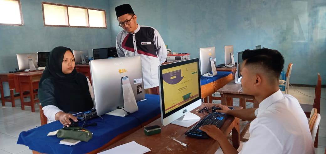 FOKUS: Kegiatan salah satu guru saat mengawasi aktivitas kegiatan di MAN 1 Jember.