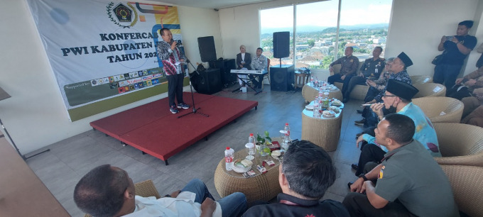 BERI DUKUNGAN: Bupati Jember Hendy Siswanto saat memberikan sambutan pada Konfercab PWI Jember di Hotel Java Lotus Jember, kemarin (2/6).