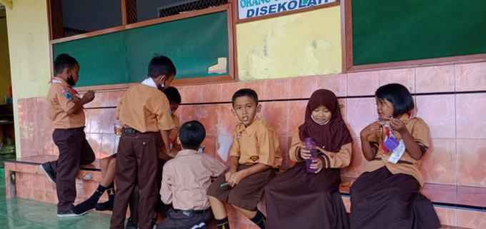 BERSANTAI: Kegiatan siswa saat jam istirahat berlangsung. Dispendik maksimalkan BPPDGS untuk berikan pemerataan pendidikan.