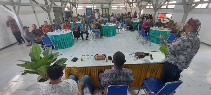 NOSTALGIA: Pensiunan tenaga kerja di lingkungan Dispendik Jember mulai berkumpul bersama dalam acara halalbihalal