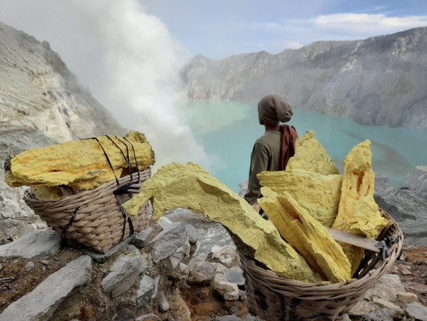 WISATA UNGGULAN: Penambang belerang Kawah Ijen saat beristirahat. Api Porprov kali ini akan diambilkan dari Kawah Ijen yang dikenal dengan panorama alam blue fire.