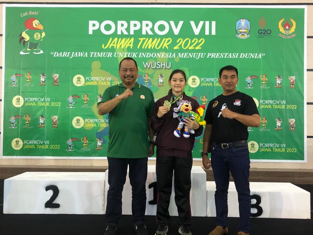 BERPRESTASI: Ivanna Seilline Neva, atlet wushu taolu Bondowoso yang berhasil meraih medali emas, saat berfoto bersama Ketua WI Bondowoso Deki Zulkarnain (kanan) dan Ketua KONI Jatim M Nabil.