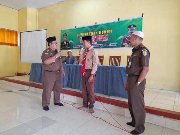 RAMAH: Kejaksaan Negeri Bondowoso ketika memberikan pelajaran hukum termasuk persidangan di Ponpes Nurul Ulum, kemarin (24/6).