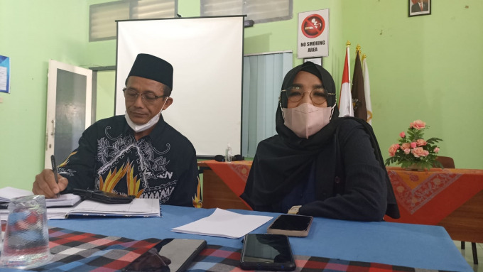 BERI PENJELASAN: Kepala SMK Negeri 4 Bondowoso Syamsudin (kiri) bersama komite sekolah Endang Sunarsih ketika memberikan keterangan kepada sejumlah media, terkait sumbangan yang diminta kepada wali murid. Sumbangan itu tidak ada kaitannya dengan pengambil