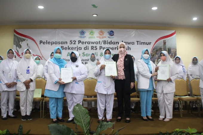 IBADAH: Owner RSBS Jember dr Faida MMR saat melepas keberangkatan 52 perawat/bidan ke Arab Saudi dan Kuwait, setelah menjalani serangkaian dan tes di Bina Sehat Training Center.