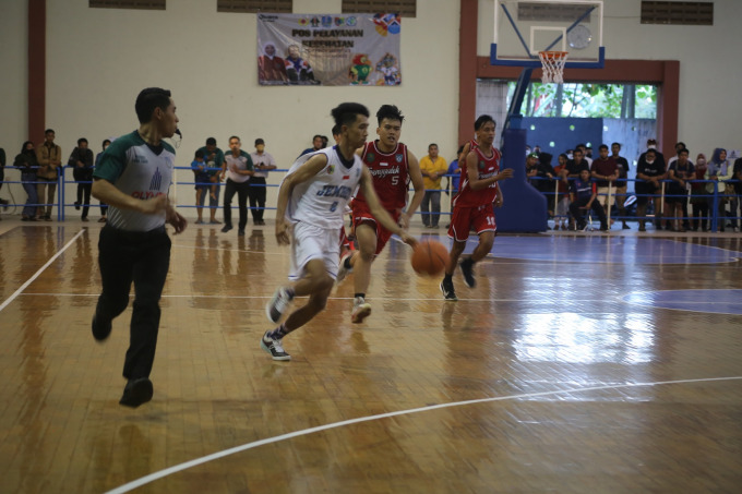 SENGIT: Tim basket putra Jember (putih) saat menghadapi Trenggalek. Pada laga perdana cabor bola basket tersebut, Jember berhasil meraih kemenangan, kemarin (20/6), di GOR Garuda.
