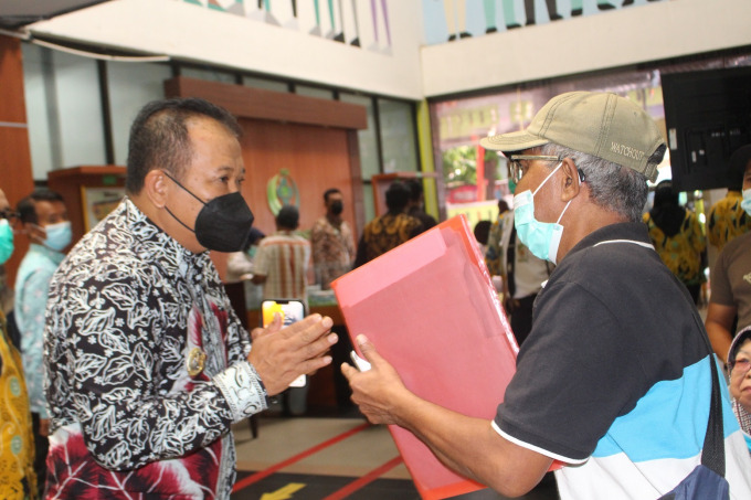 SAPA WARGA: Bupati Jember Hendy Siswanto berbincang dengan masyarakat Jember yang berobat ke RSD dr Soebandi, kemarin (2/6).