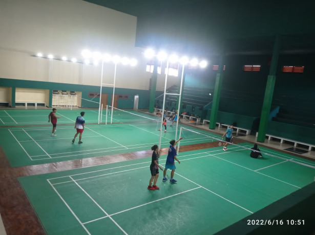 BARU DIPUGAR: Tampilan GOR Argopuro Jember yang baru selesai direnovasi, akhirnya bisa dimanfaatkan untuk atlet bulutangkis Jember lakukan latihan sebelum pelaksanaan pertandingan bulutangkis di Porprov Jatim digelar.