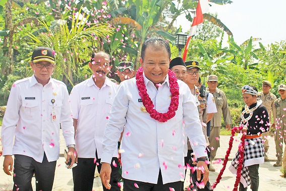 DISAMBUT:  Bupati Hendy Siswanto yang baru datang untuk penandatanganan prasasti rose monument di Desa Karangpring, kemarin (8/6).