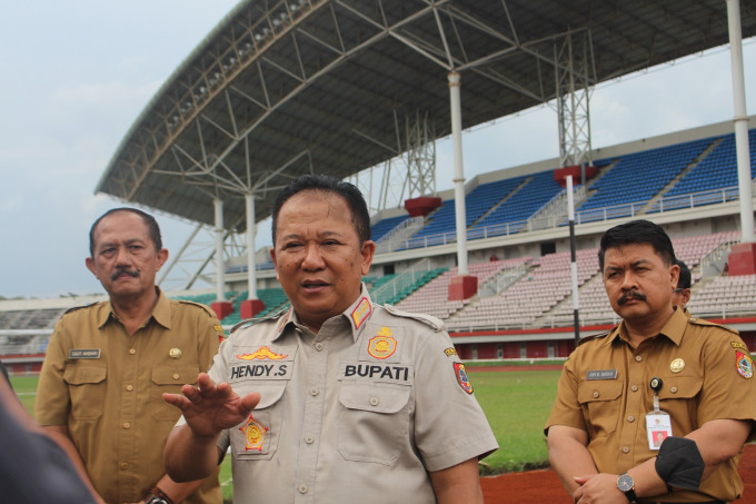 MENYEMANGATI: Bupati Hendy usai melakukan peninjauan venue porprov di JSG, Senin (6/6).