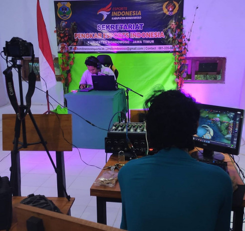 DISIAPKAN: Sejumlah pengurus ESI Bondowoso ketika mengecek kekuatan jaringan internet sebelum para atlet bertanding dalam kualifikasi pertandingan eksibisi di Porprov Jatim.