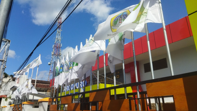 SEMARAK: GOR Bulu Tangkis Argopuro telah memasang bendera seluruh kontingen yang berkompetisi di Porprov Jatim. Sebelumnya, dalam sidak Bupati Jember Hendy Siswanto meminta untuk memasang bendera setiap daerah.