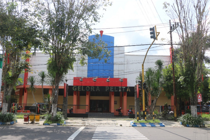 LOKASI LAGA: GOR Pelita yang berada di dekat Alun-Alun Jember menjadi venue pertandingan cabor tenis meja di Porprov Jatim. Saat ini atlet dari luar kota mulai mencoba venue pertandingan.