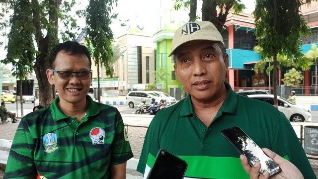 Caption Foto : Ketua Umum Pengprov Federasi Olahraga Petanque Indonesia (FOPI) Jatim, Prof. Dr. Nurhasan di alun-alun Situbondo, Minggu (26/6/2022).
