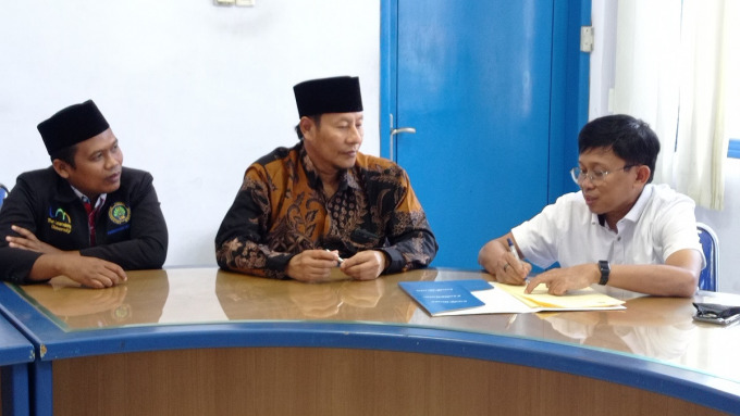 KERJA SAMA: Rektor IAI Al-Qodiri Dr Asmad Hanisy (kiri) saat teken MoU dengan Direktur Jawa Pos Radar Jember Abdul Choliq Baya.