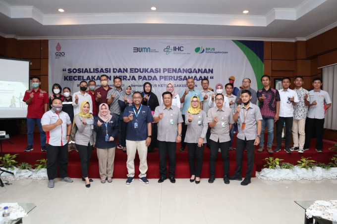 BERI MATERI: Karyawan RSPJK beserta BPJS Ketenagakerjaan Jember berfoto bersama setelah seminar tentang program nasional peduli perlindungan bagi pekerja rentan.