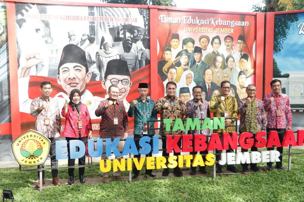 RESMIKAN TAMAN EDUKASI: Universitas Jember kini memiliki Taman Edukasi Kebangsaan. Taman tersebut diapresiasi Wakil Ketua MPR RI sekaligus anggota Komisi X DPR RI, Ahmad Basarah.