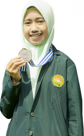 PRESTASI: Helena Gloria Budi CS yang hobi membaca mengangkat trofi setelah meraih medali perak pada olimpiade tingkat nasional.