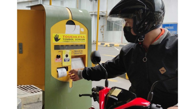 Pengunjung Artos Mall saat hendak masuk ke tempat parki, mereka kini lebih dipermudah tidak lagi menggunakan uang tunai tapi melalui pembayaran cashles.