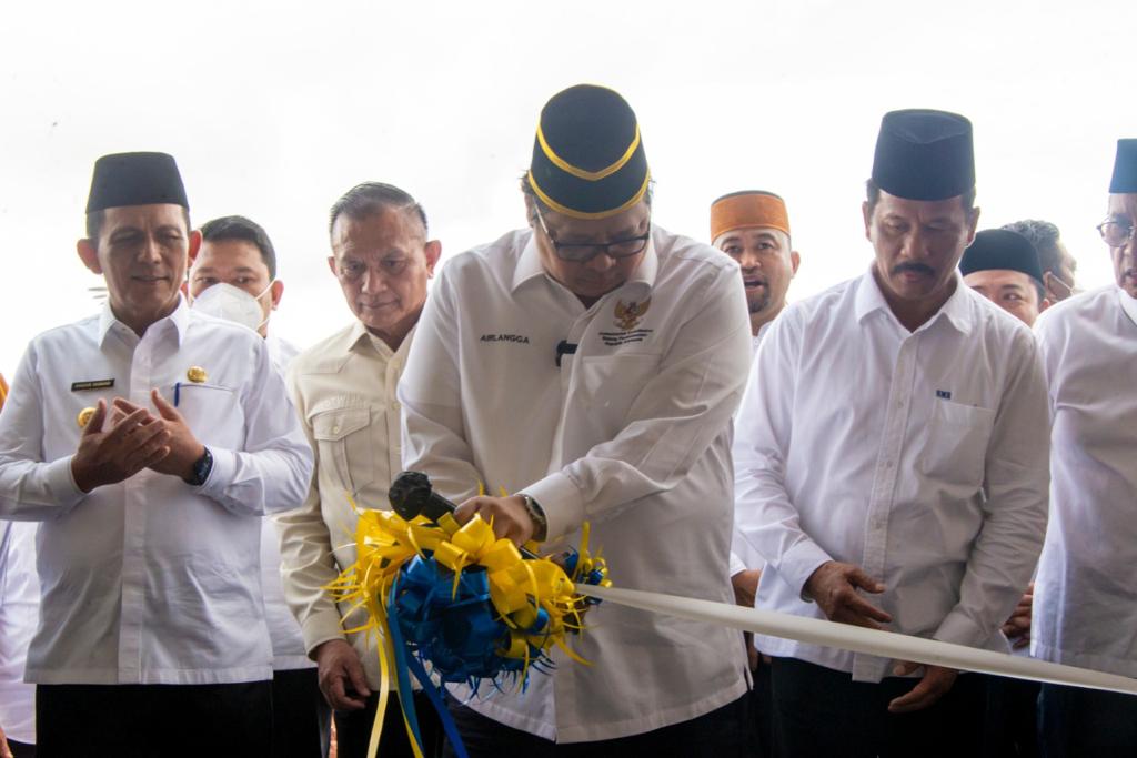 PERESMIAN: Menko Bidang Perekonomian Airlangga Hartarto hadir menyaksikan acara serah terima operasional Bandara Internasional Hang Nadim Batam, Jumat (24/06).