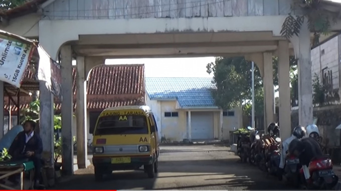 MENUNGGU PENUMPANG: Sopir angkot sedang menunggu penumpang di Terminal Ajung pada ujicoba trayek baru, kemarin (20/6).