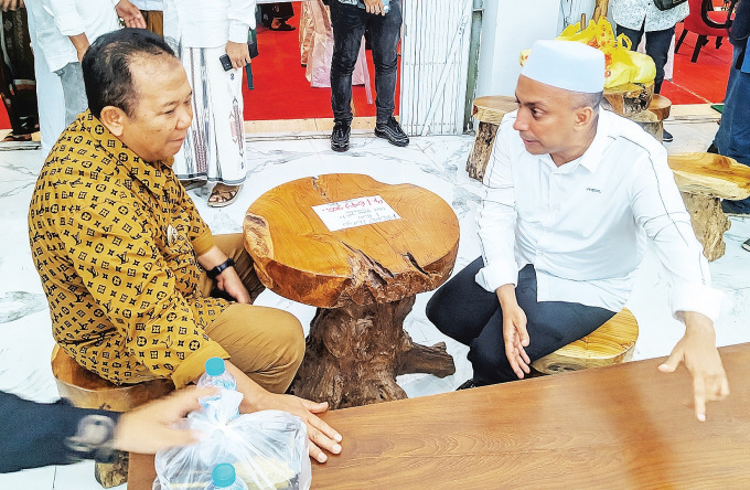 AKRAB: Bupati Jember Ir Hendy Siswanto dan Bang Hasyim saat bincang bincang usai Grand Opening Supermarket Mebel dan Wallpaper Bang Hasyim Tanggul.