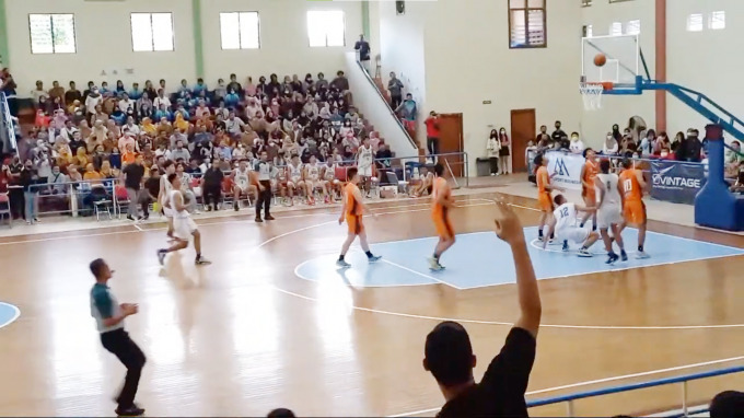 Caption Foto : Tim basket putra Jember melawan Kota Probolinggo di GOR Garuda Kaliwates kemarin, (27/06)