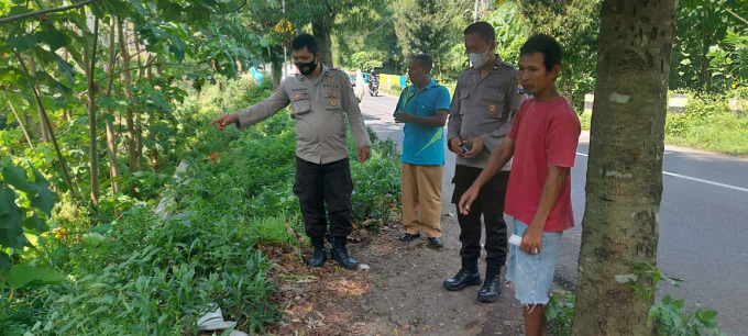 OLAH TKP: Anggota Polsek Patrang mendatangi lokasi pencurian motor di Jalan Merak, Lingkungan Kedawung, Kelurahan Gebang, Patrang, Jember, Rabu (15/6) siang.