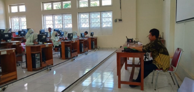 KEGIATAN DI RUANG KELAS: Salah satu aktivitas belajar mengajar Madrasah Aliyah Negeri 2 Jember. MAN 2 Jember melakukan perluasan asrama untuk menampung siswa yang masuk madrasah.