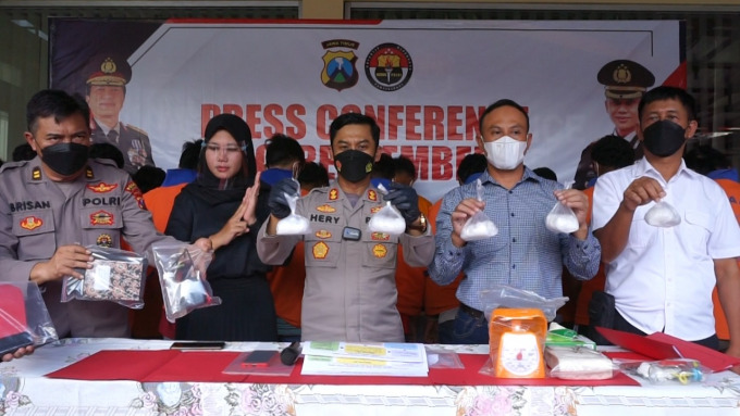 TUNJUKKAN SABU-SABU: Kapolres Jember saat menunjukkan barang bukti peredaran narkoba jenis sabu-sabu di Mapolres Jember, kemarin.