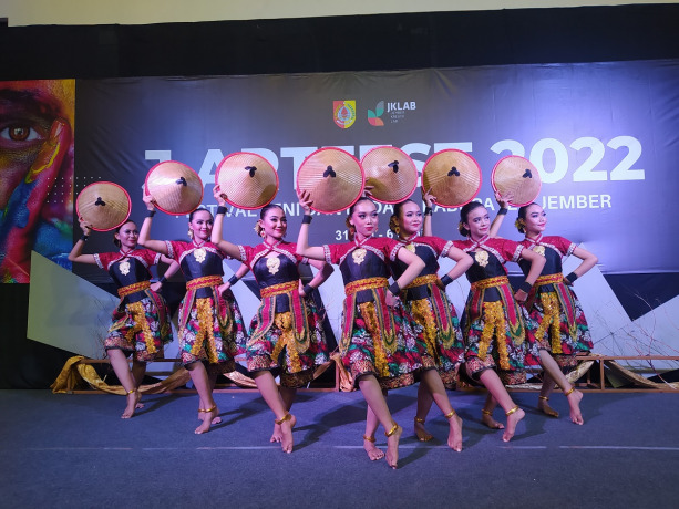 BERI PESAN LINGKUNGAN: Sejumlah penari dari Sanggar Kartika Budaya saat menampilkan tarian mereka dalam acara Peresmian Gedung Jember Kreatif Laboratorium (J Klab), kemarin.