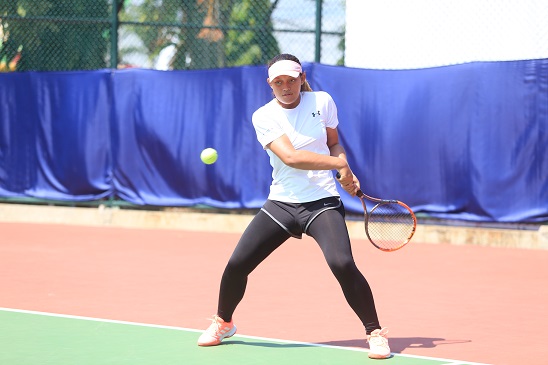 BERJUANG: Rifda petenis Jember yang bertanding single final beregu putri, kemarin (29/6).