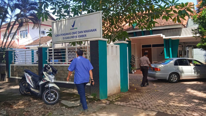 CEK LAPANGAN: Komisi B DPRD Jember kala bertandang ke sebuah tempat yang disebut sebagai Kantor Koperasi KJHS, di Jalan Letjen Panjaitan nomor 40, Kelurahan Kebonsari, Kecamatan Sumbersari. Namun, sesampainya di sana, kantor tersebut rupanya masih digunak