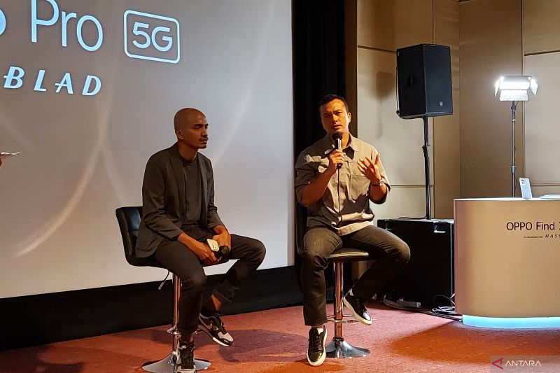 Caption Foto :  Aktor Nicholas Saputra (kanan) dan fotografer Muhammad Fadli saat peluncuran ponsel OPPO Find X5 Pro 5G di Jakarta, Kamis (2/5/2022).