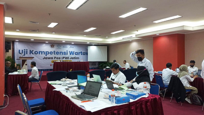 SERIUS: Sejumlah wartawan mengikuti uji kompetensi di Gedung Graha Pena, Surabaya.