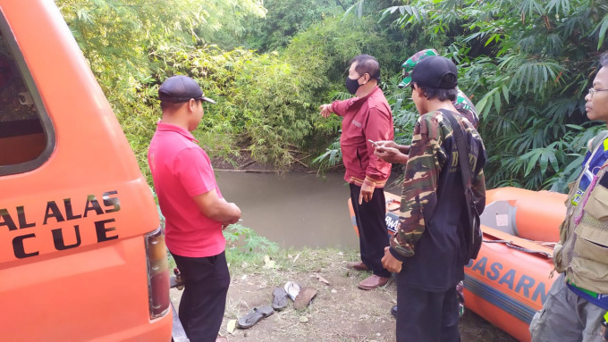 SUDAH DITEMUKAN: Tim SAR ketika melakukan pencarian lansia yang dilaporkan hilang di sungai Desa Karangrejo, Kecamatan Gumukmas, Jember.