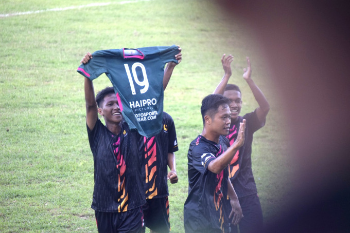 BERI SEMANGAT: Pemain Jember Bagas Prasetyo ketika membentangkan jersey nomor 19 saat selebrasi gol kemenangan dalam laga kemarin sore.