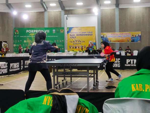 Caption Foto : Dua atlet tenis meja putri saat beraksi di nomor beregu putri, Rabu (29/6/2022).