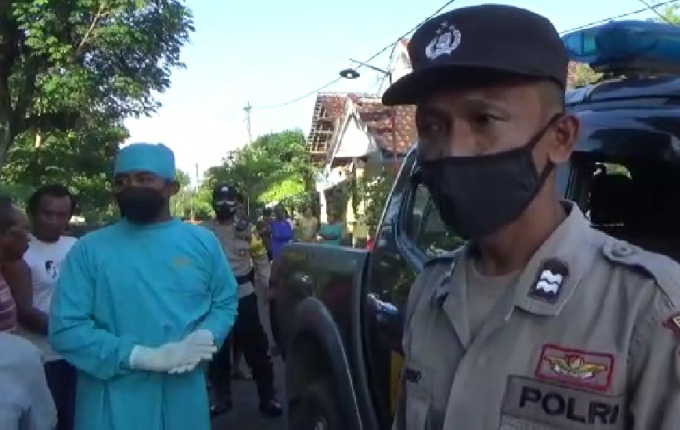 SELIDIK: Petugas Polsek Umbulsari bersama tim medis puskesmas setempat, mendatangi lokasi penemuan mayat laki-laki yang mengambang di aliran sungai Dusun Krajan Kidul, Desa Sukoreno, Rabu (15/6) pagi.