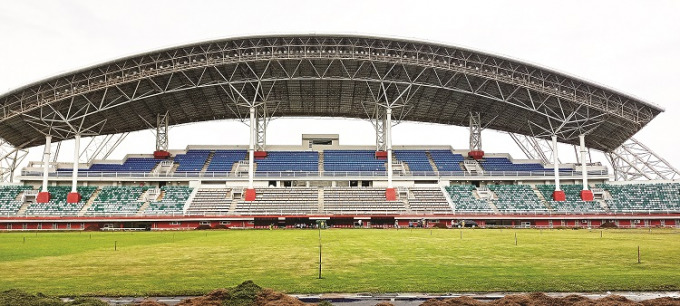 TAK KUNJUNG RAMPUNG: Pekerjaan rehab venue lintasan atletik di Stadion Jember Sport Garden (JSG) yang hingga petang kemarin belum selesai.