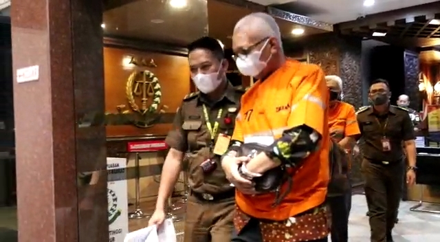 DIGELANDANG: Pimpinan bank pelat merah cabang Jember ditetapkan tersangka atas kasus kredit fiktif. Dia ditahan Kejati dengan dua tersangka lain, Rabu (22/6).