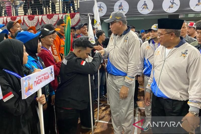 Caption Foto : Gubernur Aceh H Nova Iriansyah didampingi Bupati Aceh Barat H Ramli MS (kanan) menyalami para atlet pesera Pekan Olahraga Pelajar Daerah (Popda) XVI Aceh Tahun 2022, yang dipusatkan di Meulaboh, ibu kota Kabupaten Aceh Barat sejak 20-26 Jun