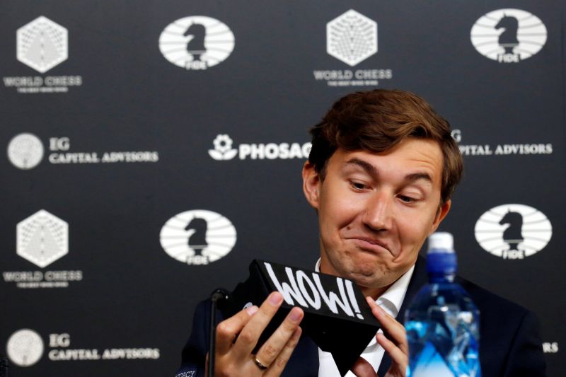 Caption Foto :  Pecatur Rusia Sergey Karjakin melihat ke viewers saat konferensi pers jelang Kejuaraan Catur Dunia 2016 di New York City, AS, 10 November 2016.